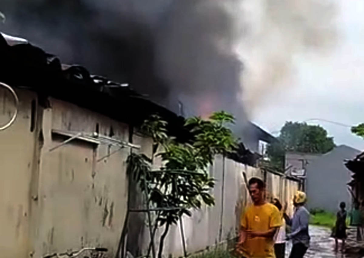 3 Armada Damkar Berjibaku Padamkan Kebakaran Pasar Loak Terminal Adiwerna