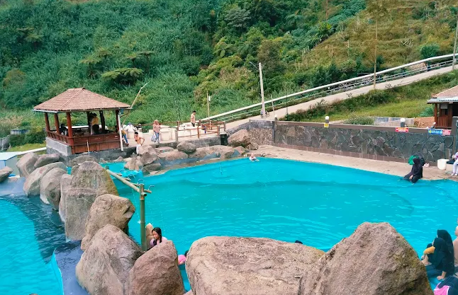 7 Kolam Air Panas di Jawa Tengah yang Punya View Pegunungan Cantik