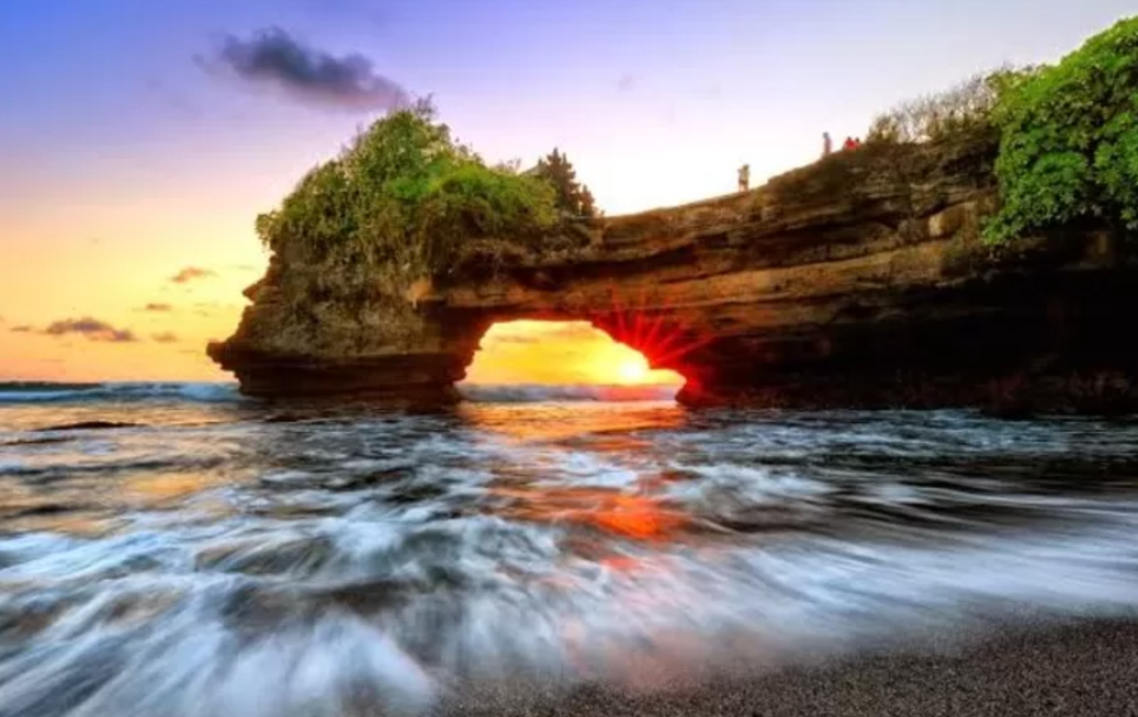 Kisah Mistis di Pantai Karang Bolong, Apa Aja Sih Mitosnya?