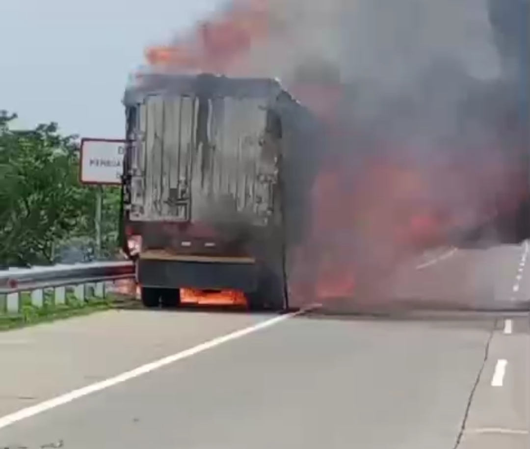 Truk Terbakar di Bahu Jalan Tol Batang KM 358 arah Semarang, Polisi Menduga Bawa Cairan Kimia