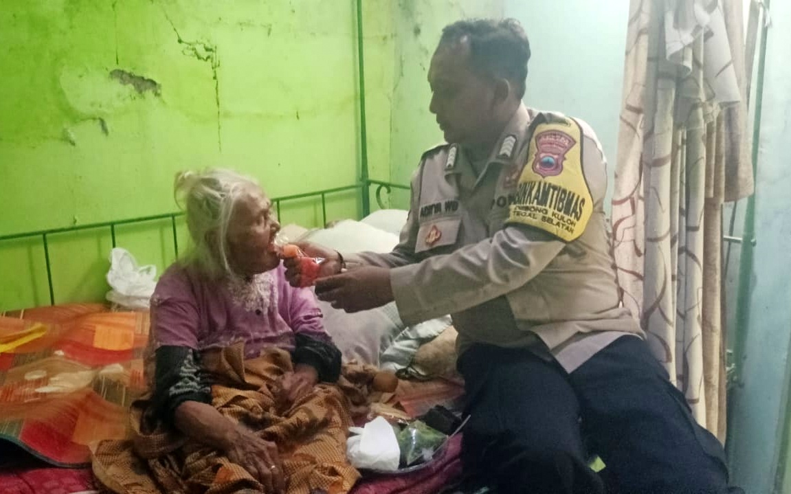 Pak Bhabin dari Tegal Ini Rela Sisihkan Waktu Sambangi Lansia Sambil Bawa Buah Tangan