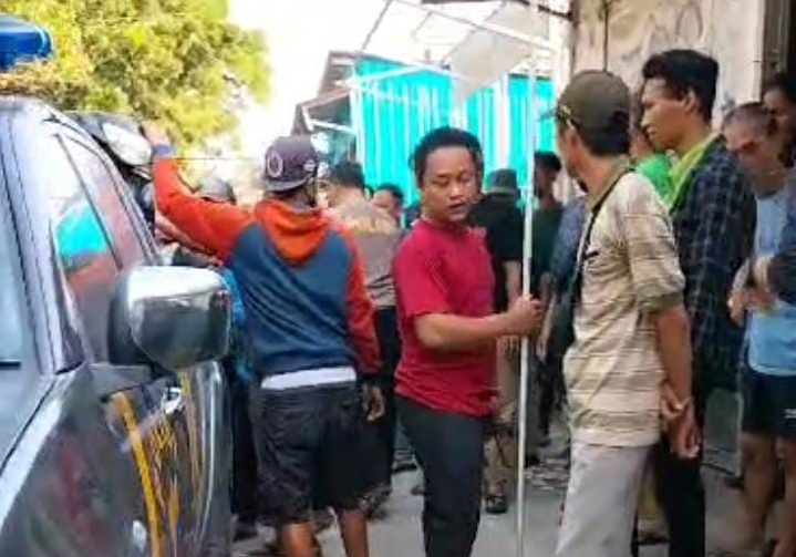 Jual Obat Keras dan Meresahkan, Warga Jatibarang Brebes Bongkar Paksa Warung Aceh