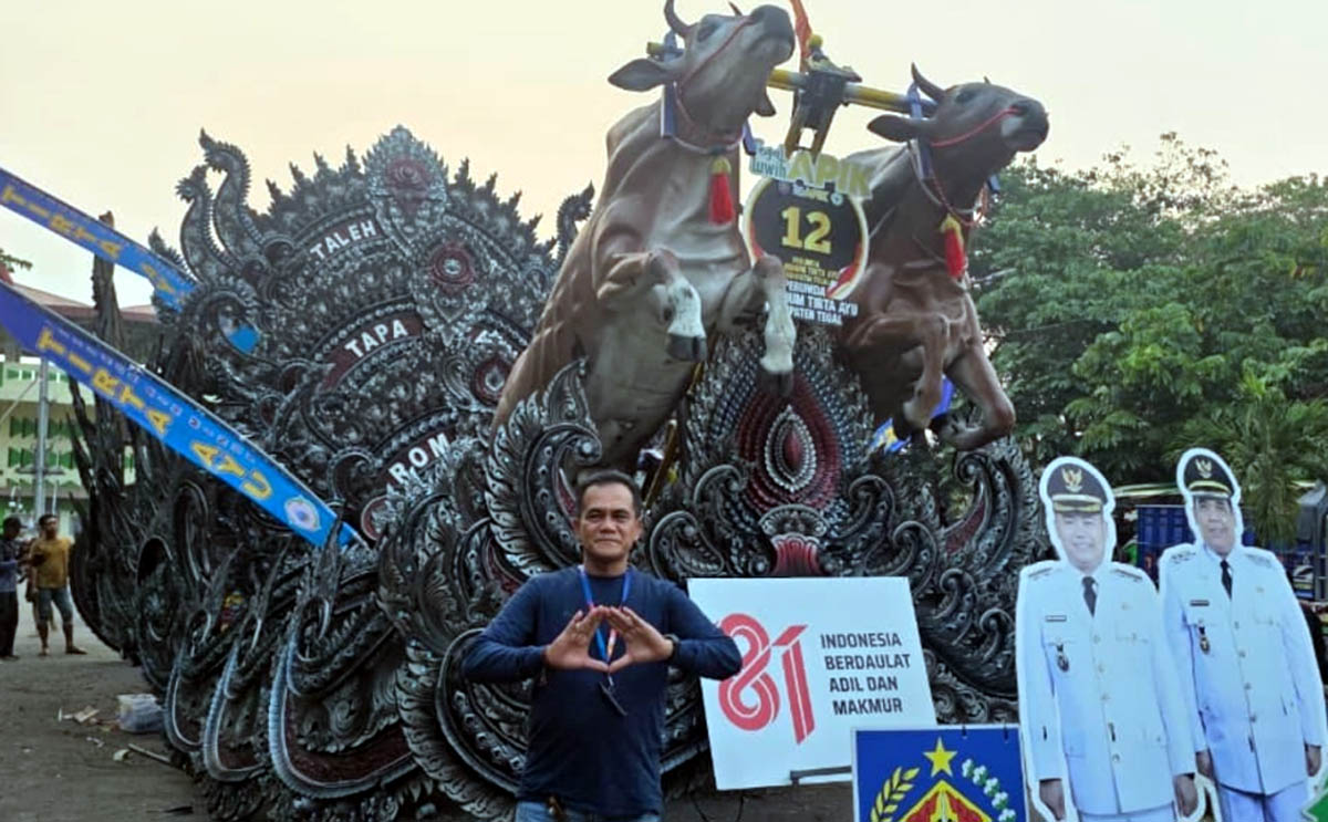 Replika Karapan Sapi Perumda Tirta Ayu Hipnotis Penonton Slawi Night Carnival 2026