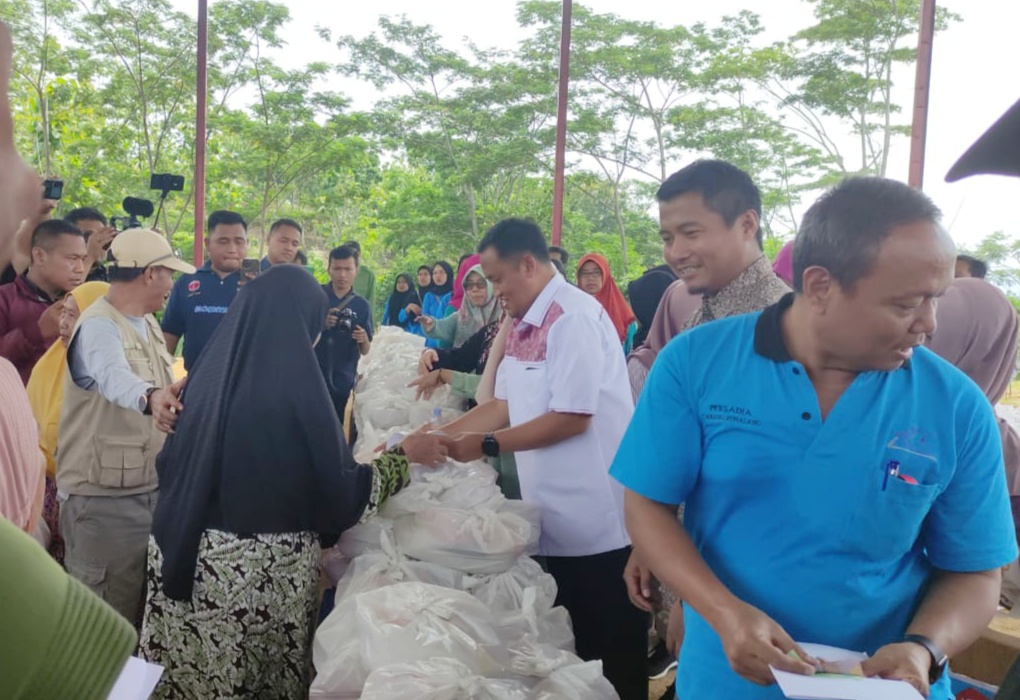 Disubsidi Rp58.000, Pasar Murah Paket Sembako di Desa Tanah Baya, Pemalang Diserbu Warga 