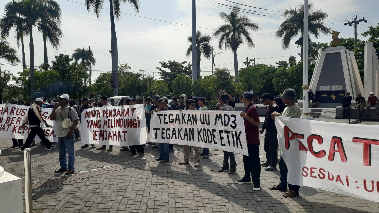 Warga di Tegal Gelar Aksi, Minta BK DPRD Sanksi Tegas Oknum Anggota Dewan