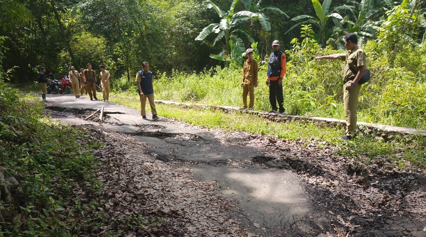 Jalan Poros di Brebes yang Amblas Segera Diperbaiki 