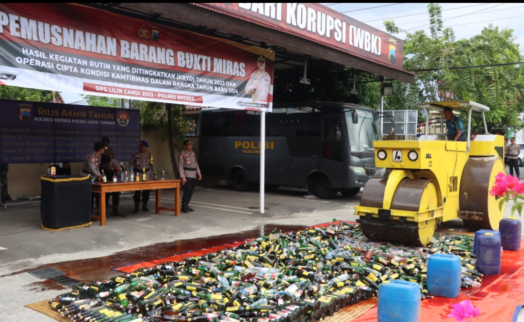 Jelang Pergantian Tahun, 3.248 Botol Miras di Brebes Berbagai Merek Dimusnahkan 
