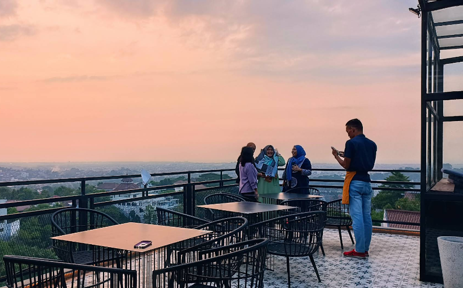 Nongkrong Asyik di Kafe Rooftop Semarang, View Sunset hingga Citylight