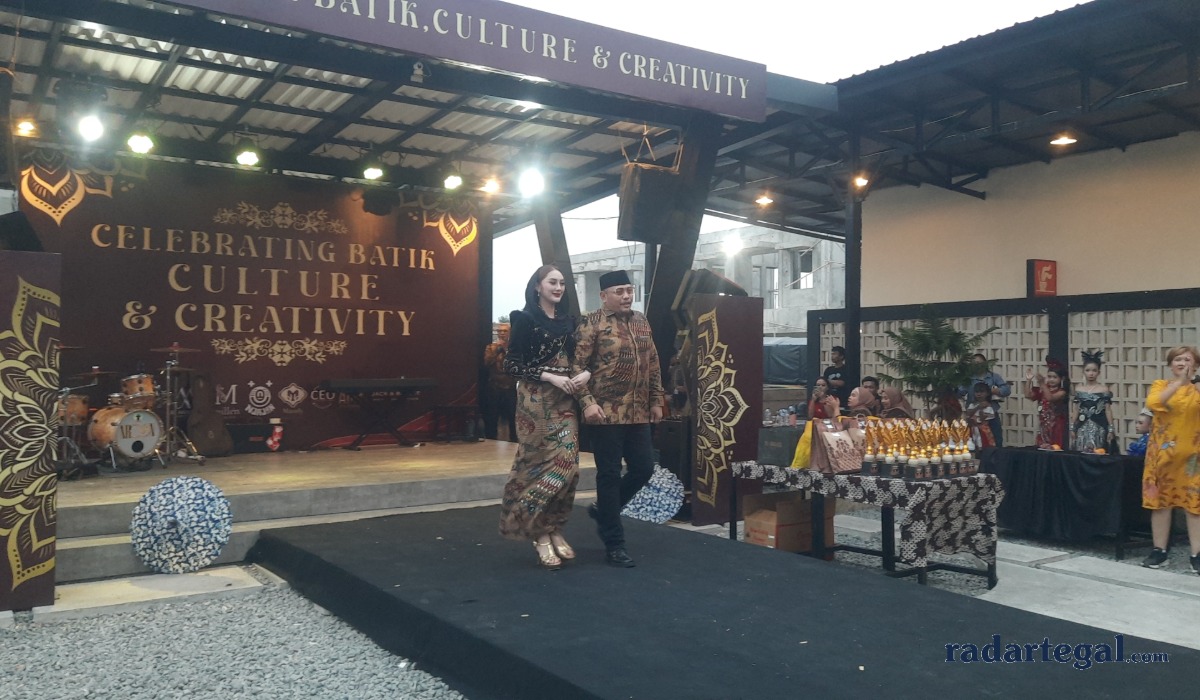 Aksi Wali Kota Tegal dan Ketua Dekranasda di Catwalk Fashion Show Hari Batik 2026