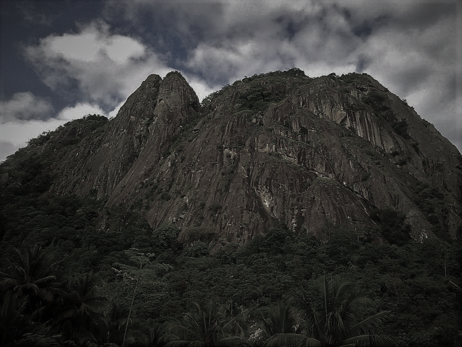 Mitos Gunung Parang, Benarkah Dahulu Menjadi Tempat Pembuatan Pusaka Prabu Siliwangi?