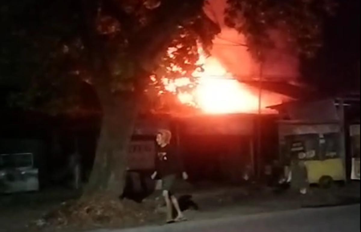 BREAKING NEWS! 4 Warung di Depan SDN Pesarean 03 Tegal Kebakaran