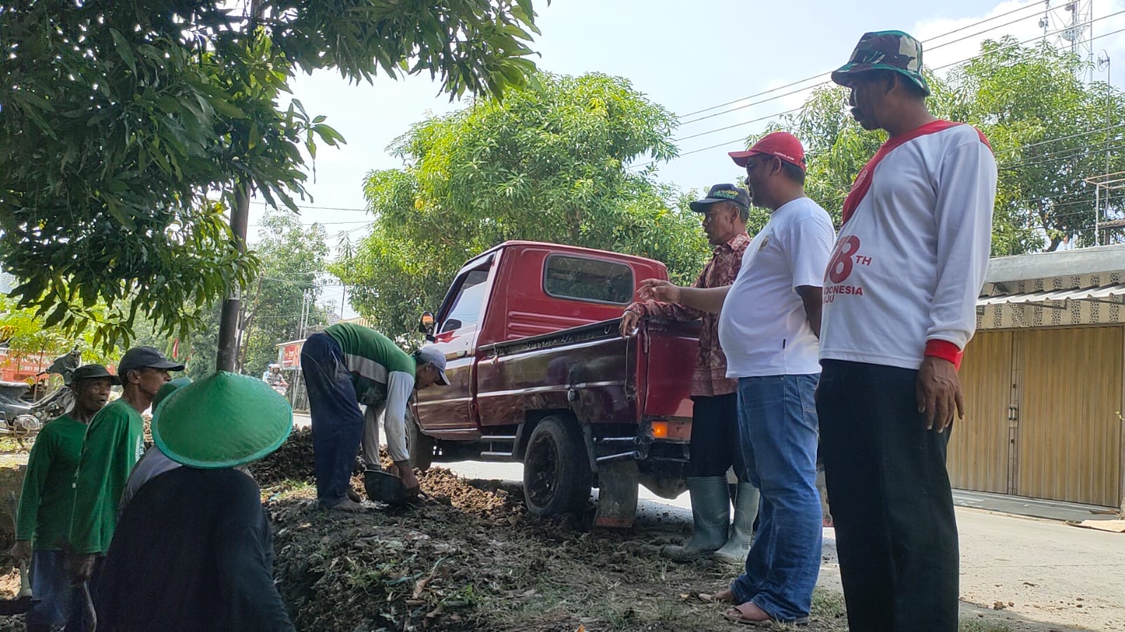 Petani di Losari Brebes Keluhkan Saluran Irigasi yang Mampet Karena Pendangkalan 