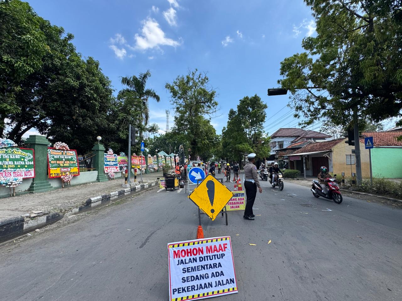 Jalan KH Wahid Hasyim Slawi Mulai Diperbaiki, Pemkab Minta Tidak Molor  
