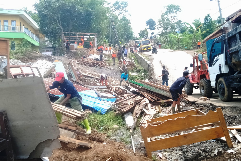 Puluhan Rumah Korban Tanah Bergerak di Brebes Terpaksa Dibongkar, Penghuni Diungsikan  