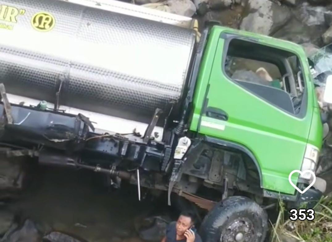 BREAKING NEWS! Truk Terjun ke Sungai Sedalam 70 Meter di Balapulang Kabupaten Tegal, Sopir Kritis  