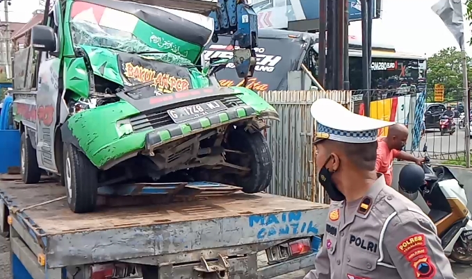 Mobil Pick-Up Seruduk Truk Tangki di Jalan Pantura Pemalang, Sopir Terjepit Bodi Depan Mobil