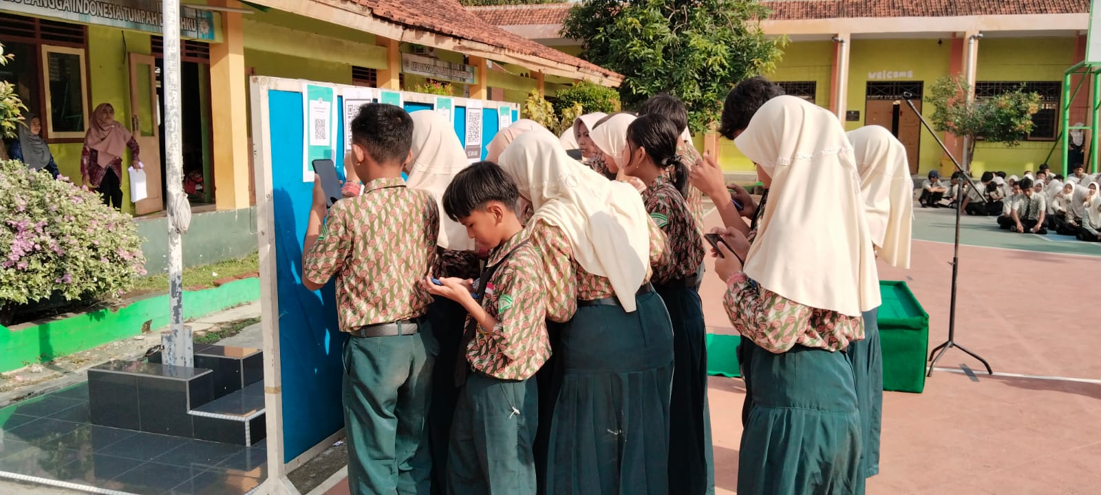 Siswa SMP Negeri 1 Slawi Kabupaten Tegal Berebut Barcode Belajar Branding Kewirausahaan 