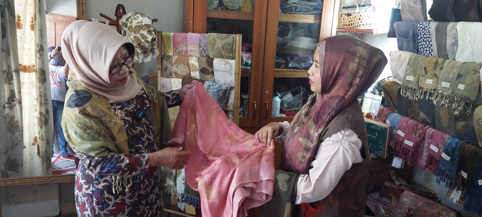 Batik Ciprat dan Ecoprint Bakal Jadi Seragam ASN Kabupaten Tegal, Bupati: Perbup Masih dalam Proses 