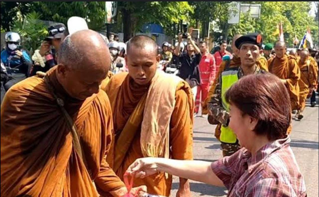 Biksu Thudong Tiba di Kawasan Borobudur, Calon Romo Umat Katolik Ikut Menyambut