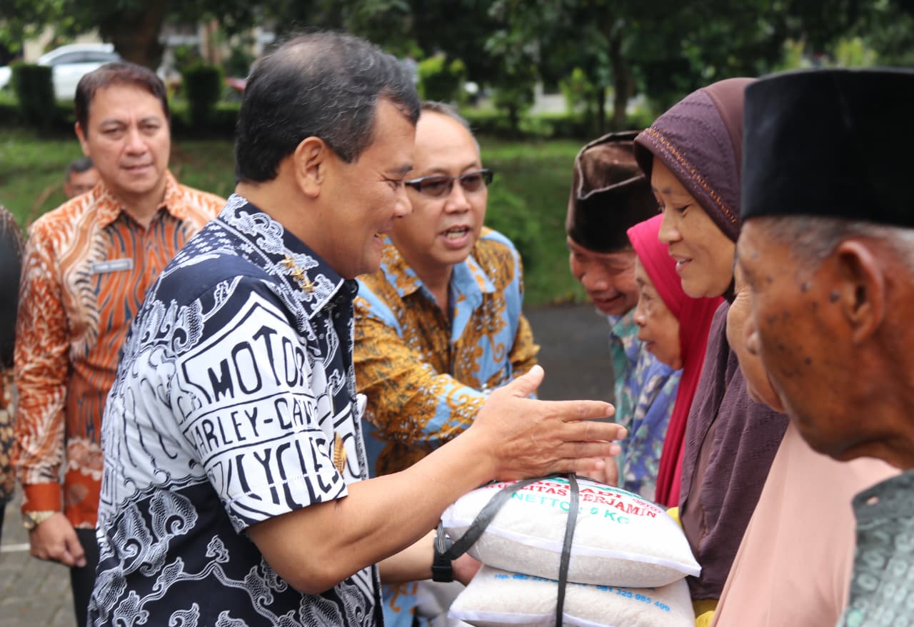 Ringankan Beban, Gubernur Salurkan Bantuan Beras ke 600 Warga Kelompok Rentan di Jateng  