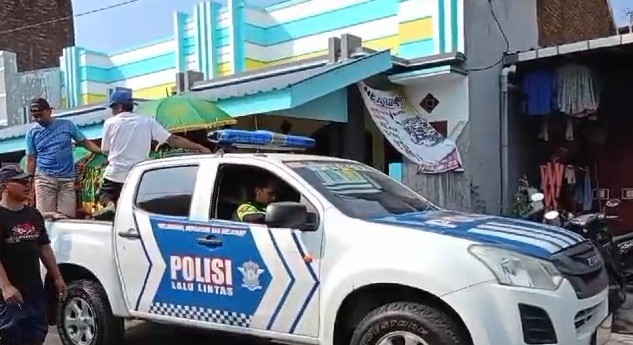 Kesulitan Kendaraan, Mobil Patroli Polisi di Pemalang Terpaksa Antar Jenazah Warga 