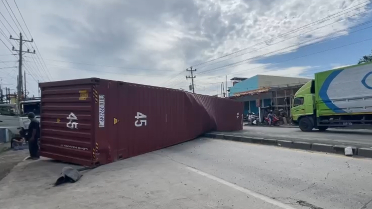 Truk Kontainer Terguling di Jalur Pantura Bangsri Brebes, Arus Lalin Sempat Terganggu