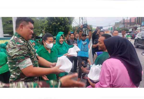 TNI di Tegal Bagi-bagi Takjil Gratis ke Pengguna Jalan Jelang Buka Puasa