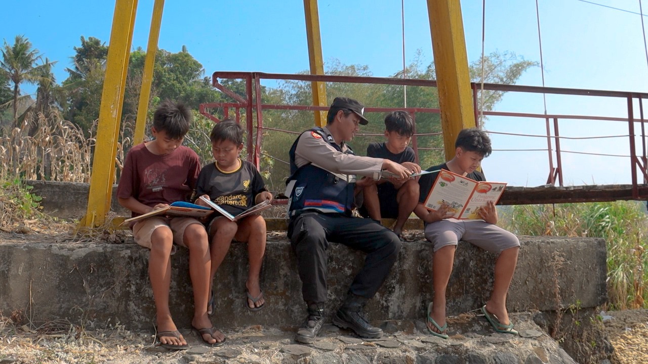 Akses Internet Terbatas, Polres Pemalang Distribusikan BAntuan 500 Buku Bacaan Anak ke Desa Pabuaran 