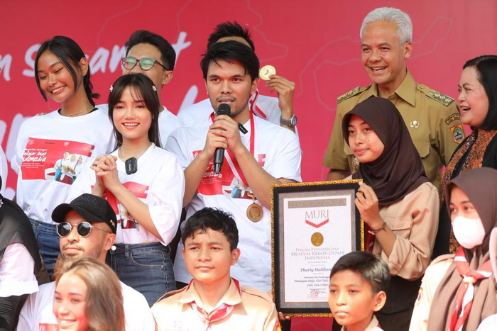 Catat Rekor Muri! Influencer Beri Bantuan 1.017 Paket Alat Tulis di Semarang, Ganjar: Menginspirasi Anak Muda