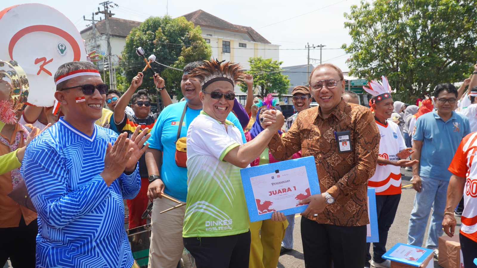 Wali Kota Dedy Yon Serahkan Hadiah Gebyar Lomba antar OPD di Tegal