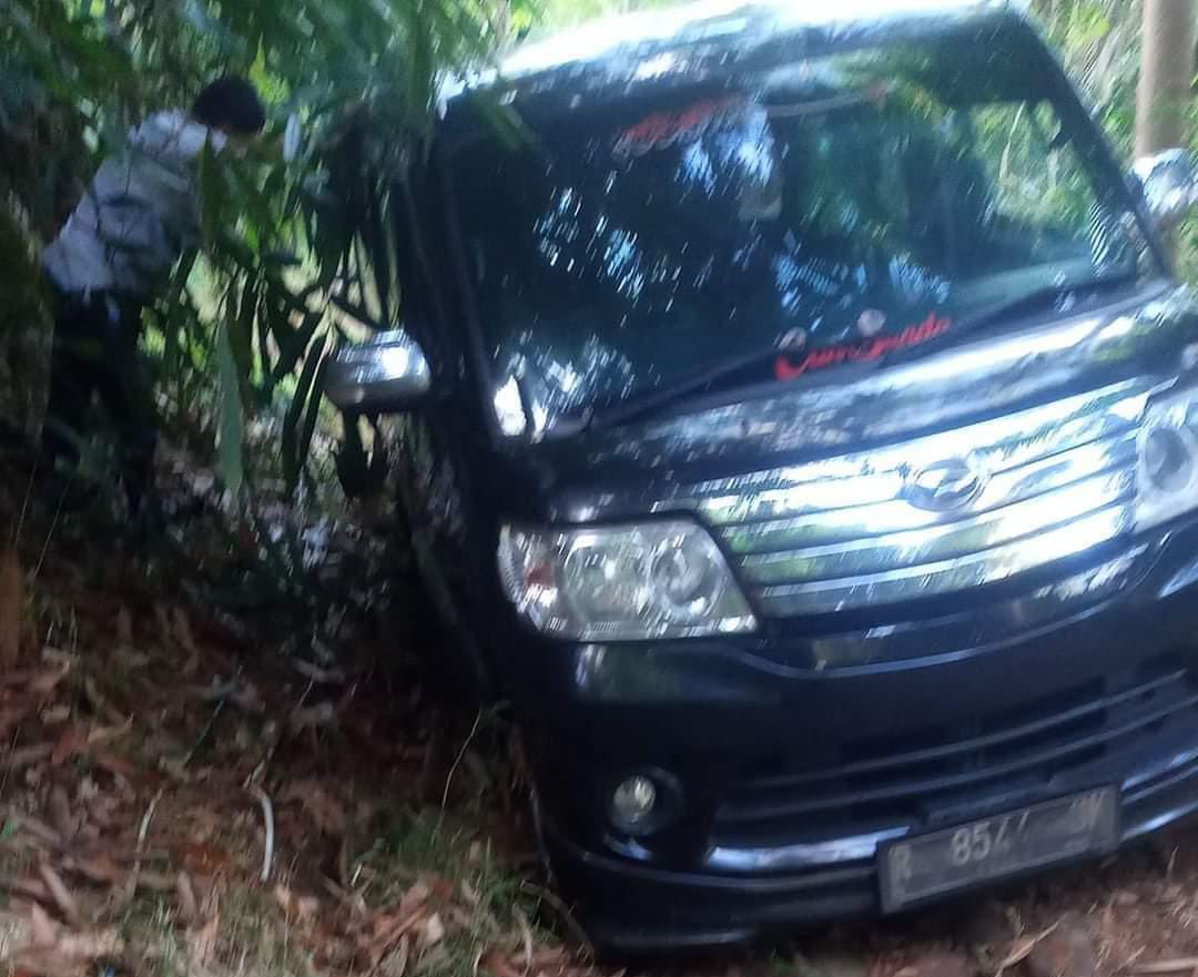 Viral! Rombongan Wisatawan Banyumas Terjebak di Jalan Sempit Gara-gara Google Maps 