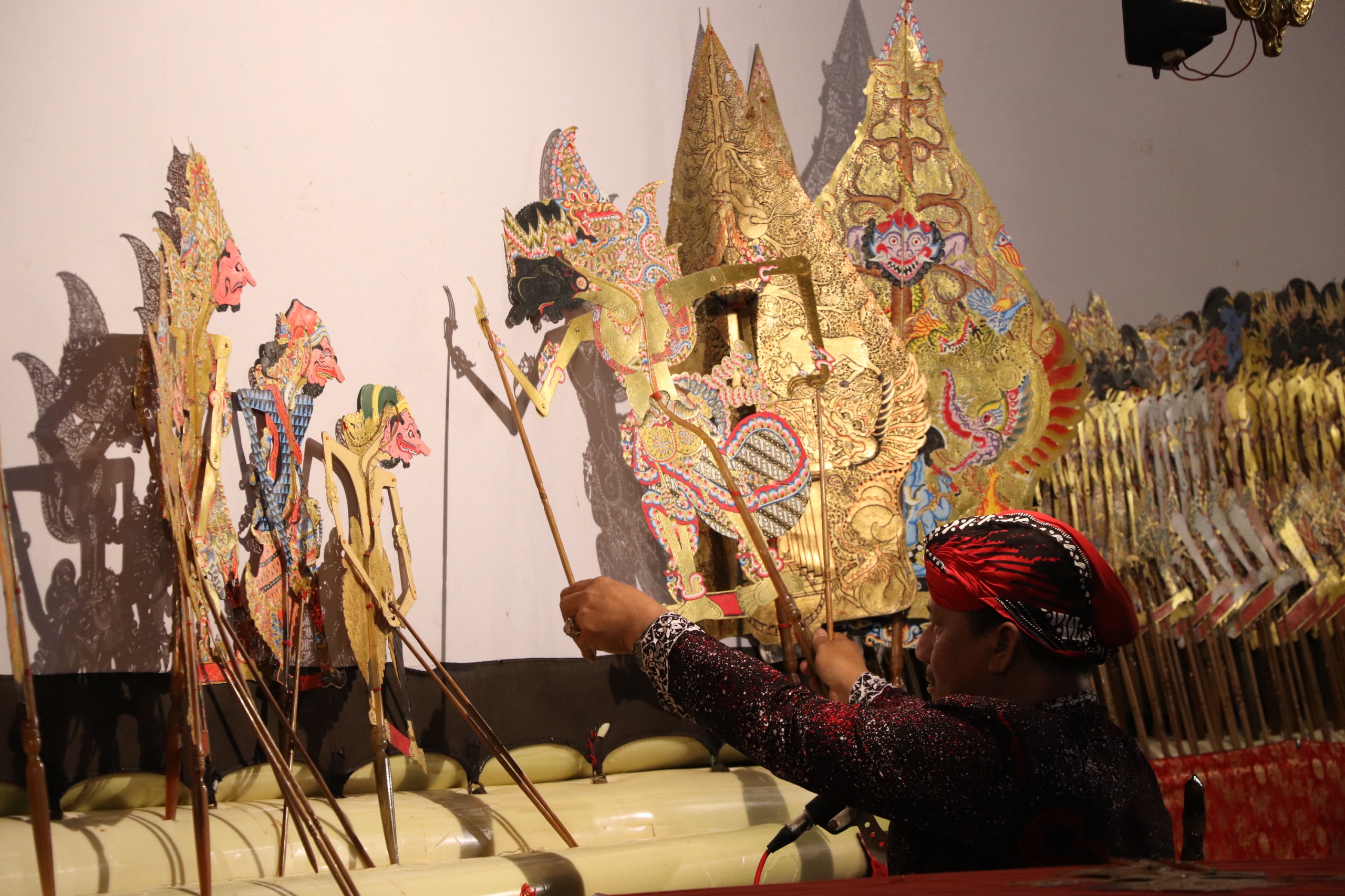 Lestarikan Budaya Warisan Leluhur, Guru PNS di Brebes Tekuni Seni Dalang Wayang Kulit
