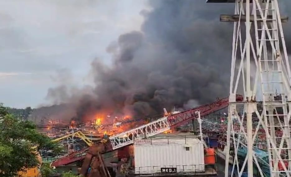 BREAKING NEWS! Sejumlah Kapal di Pelabuhan Tegal Terbakar