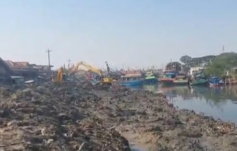 Pendangkalan Kian Parah, Nelayan di Brebes Keruk Sungai Secara Swadaya