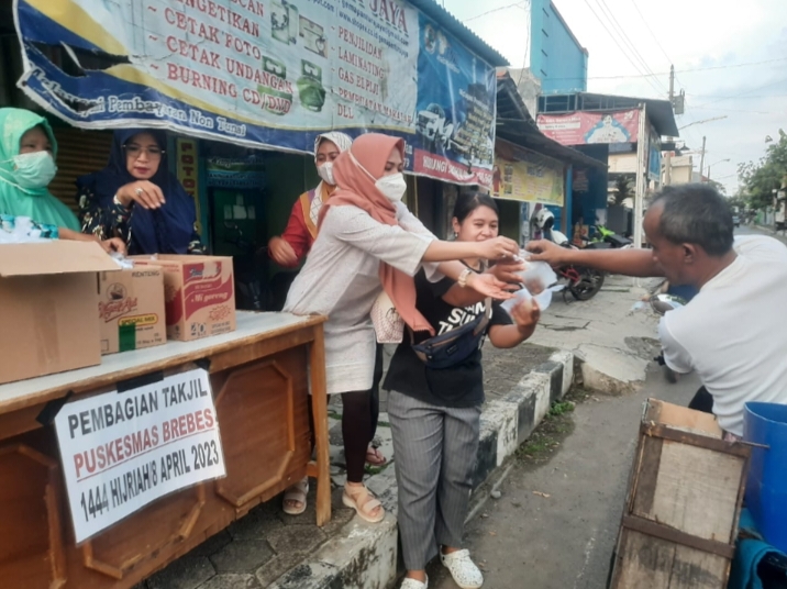 Karyawan Puskesmas Brebes Patungan Berbagi Takjil Gratis