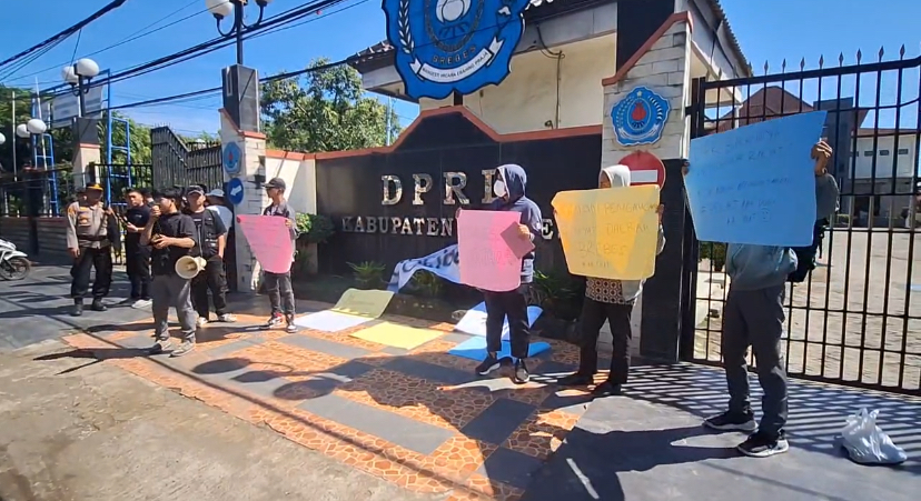 Diduga Minta Jatah Parkir, Oknum Anggota DPRD Brebes Didemo Warga