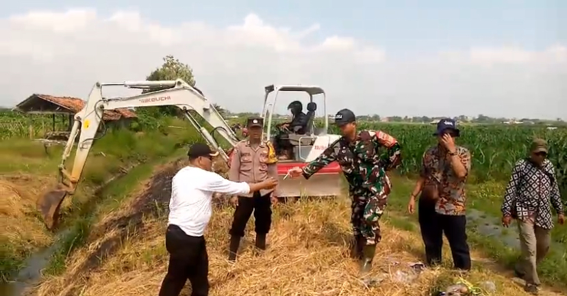 Sering Banjir, Pemdes Luwunggede Keruk Irigasi di Brebes yang Dangkal
