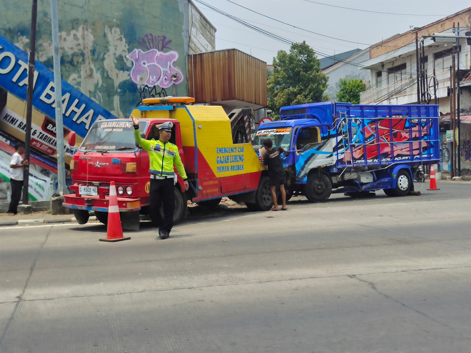 Pengemudi Truk Luka Usai Tabrakan di Simpang Pasar Sore Tegal