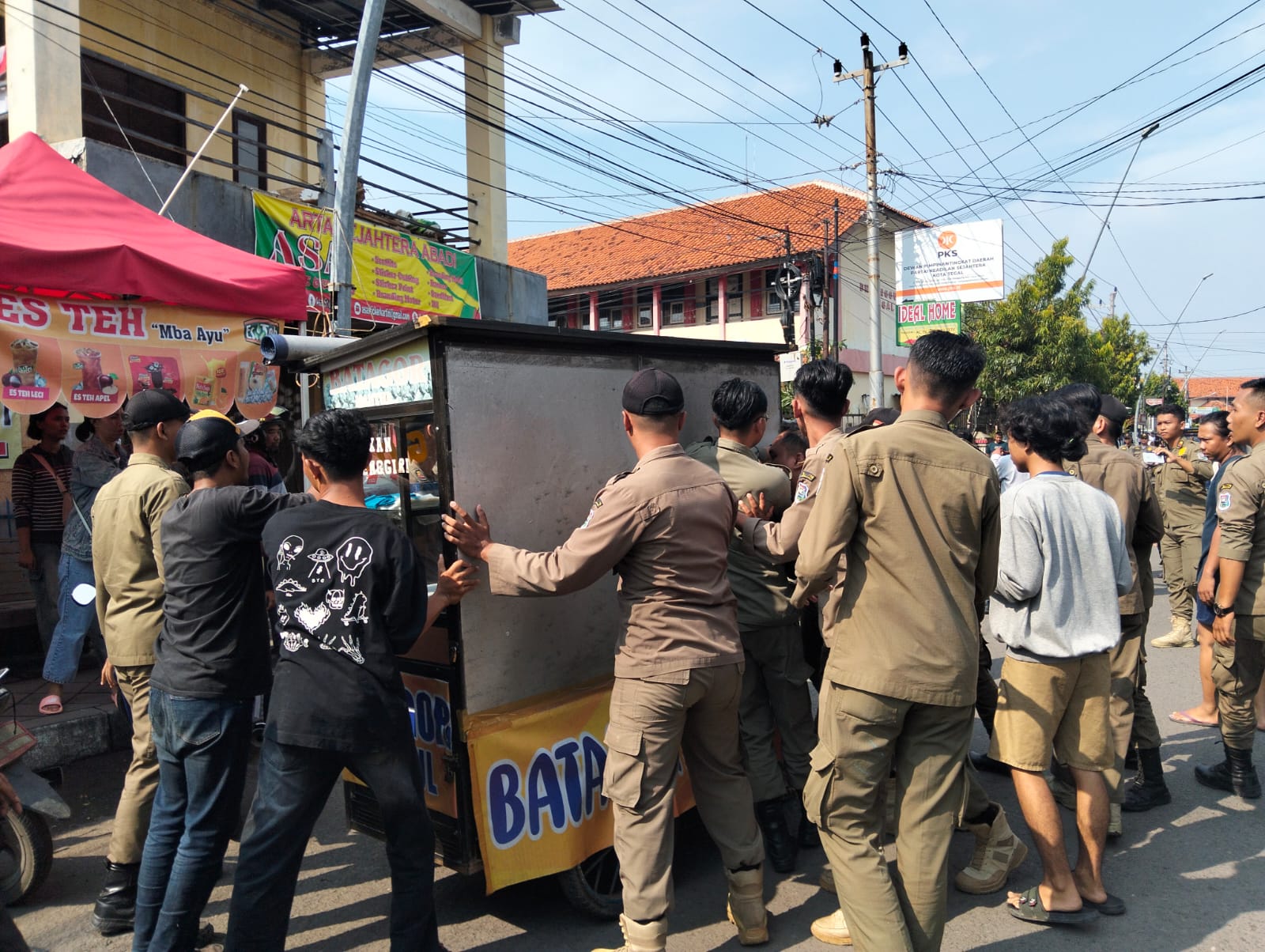 Aksi Saling Rebutan Gerobak Warnai Penertiban PKL Pujasera Tegal yang Kembali Berjualan di Jalan RA Kartini