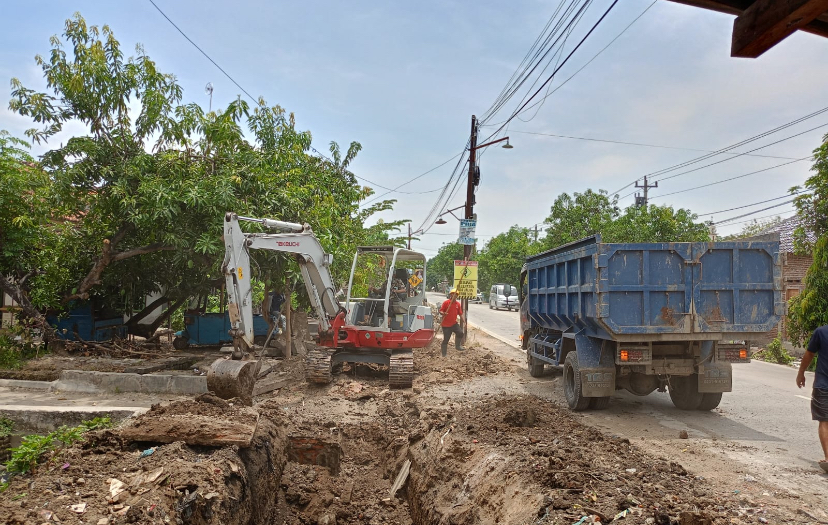 Saluran Irigasi di Losari Brebes yang Mampet Akhirnya Dinormalisasi, Alat Berat Diterjunkan