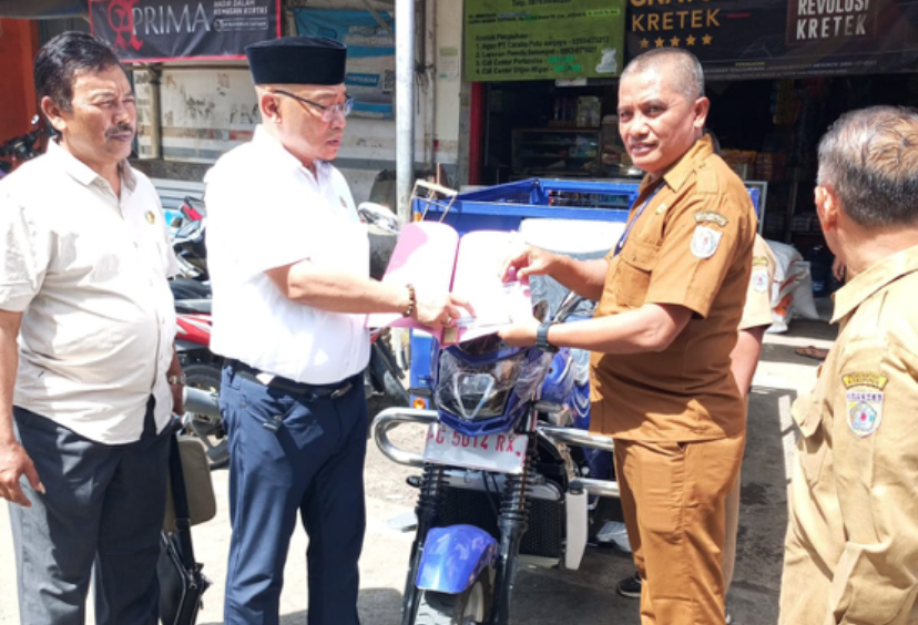 Pemkab Brebes Salurkan 6 Unit Kendaraan Pengangkut Sampah untuk Pasar Tradisional