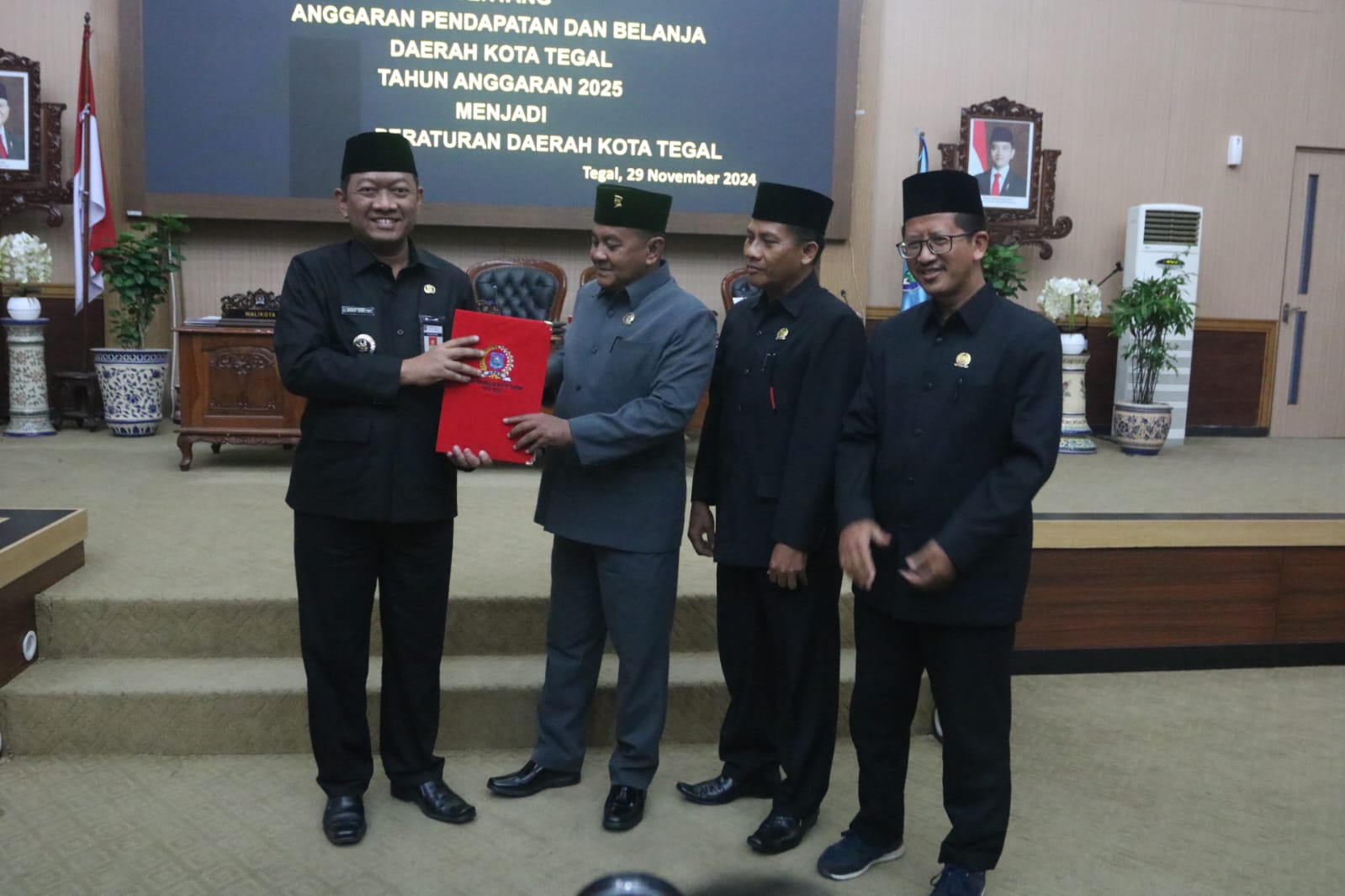 6 Fraksi DPRD Kota Tegal Setujui Raperda APBD 2025 Menjadi Perda