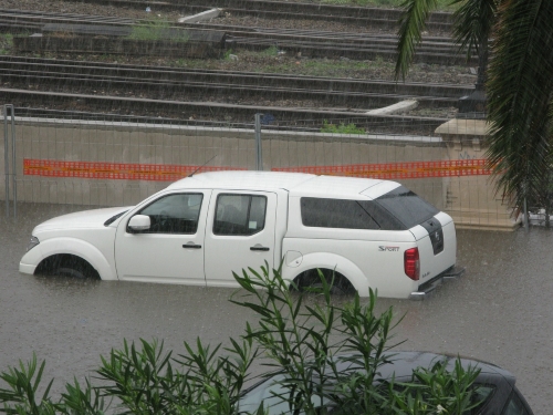 Mobil Terjebak dan Terendam Banjir? Jangan Panik, Segera Lakukan Hal Ini Agar Mesin Aman