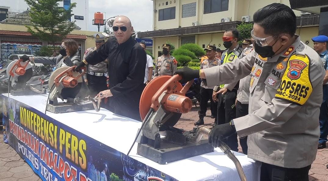 524 Unit Knalpot Brong Hasil Penindakan dalam Sepekan di Tegal Dipotong Pakai Gerinda