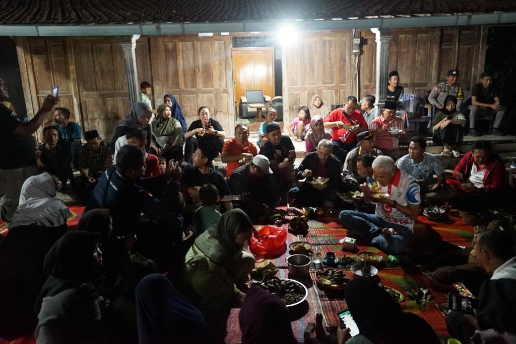 Menginap di Rumah Penjual Es, Ganjar dengar Curhatan Warga di Tanjunganom Pati