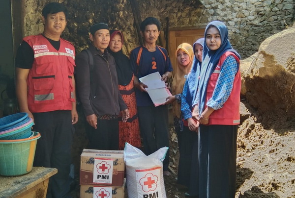 Korban Bencana Longsor di Bumijawa Terima Bantuan PMI Kabupaten Tegal