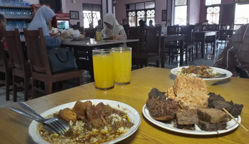 7 Wisata Kuliner Terbaik di Jawa Timur, dari Rawon hingga Rujak Soto