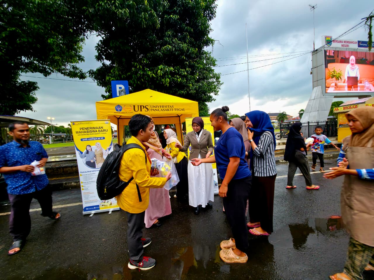 Tim FKIP UPS Tegal Serbu Alun-Alun Batang dalam Roadshow PMB 2026