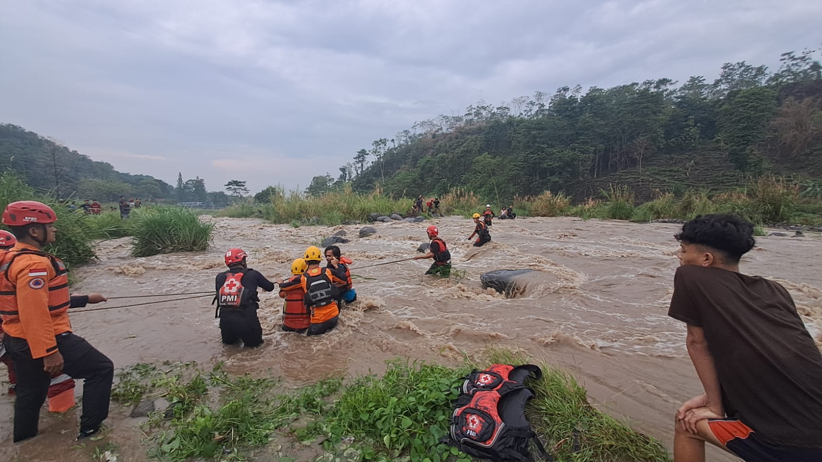 10 Orang Terjebak di Tengah Sungai Gung Tegal yang Deras, Empat Berhasil Dievakuasi