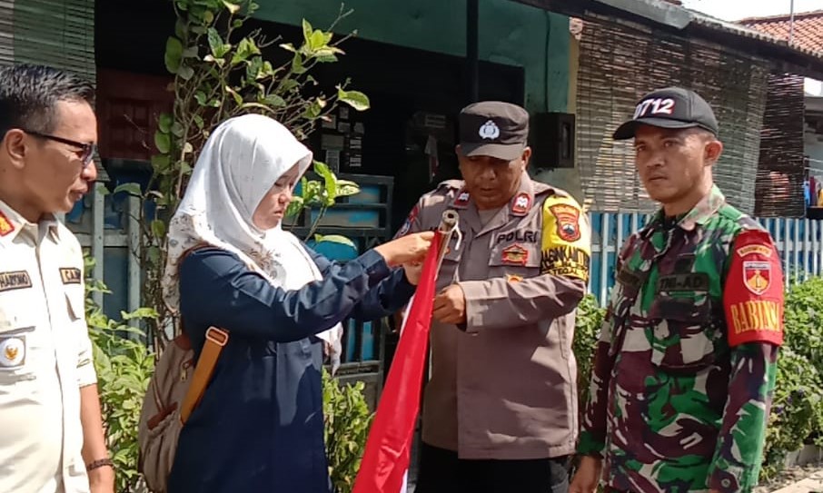 Sisir Rumah di Kota Tegal yang Belum Pasang Bendera Merah Putih, Camat Terjun Bareng TNI-Polri 